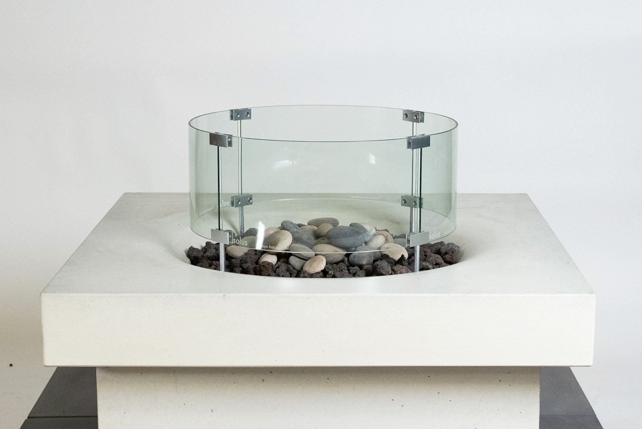 Glass windshield for commercial modern gas fire pits