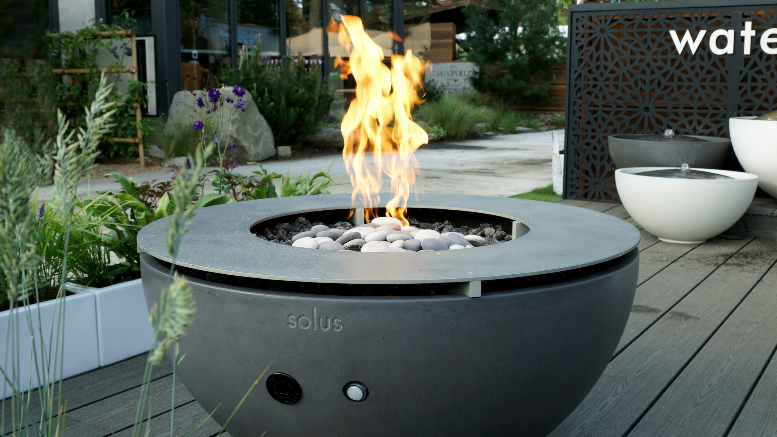 8 Ideas for igniting backyard brilliance with modern fire pits