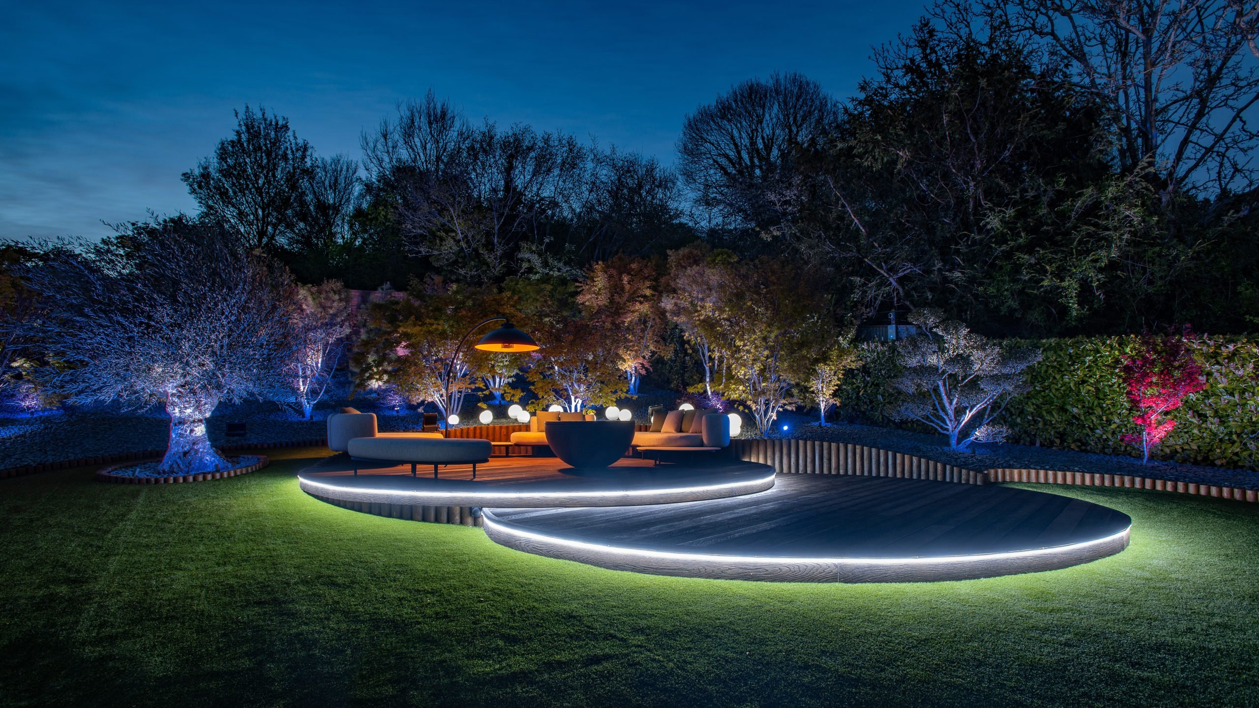 8 Ideas for igniting backyard brilliance with modern fire pits