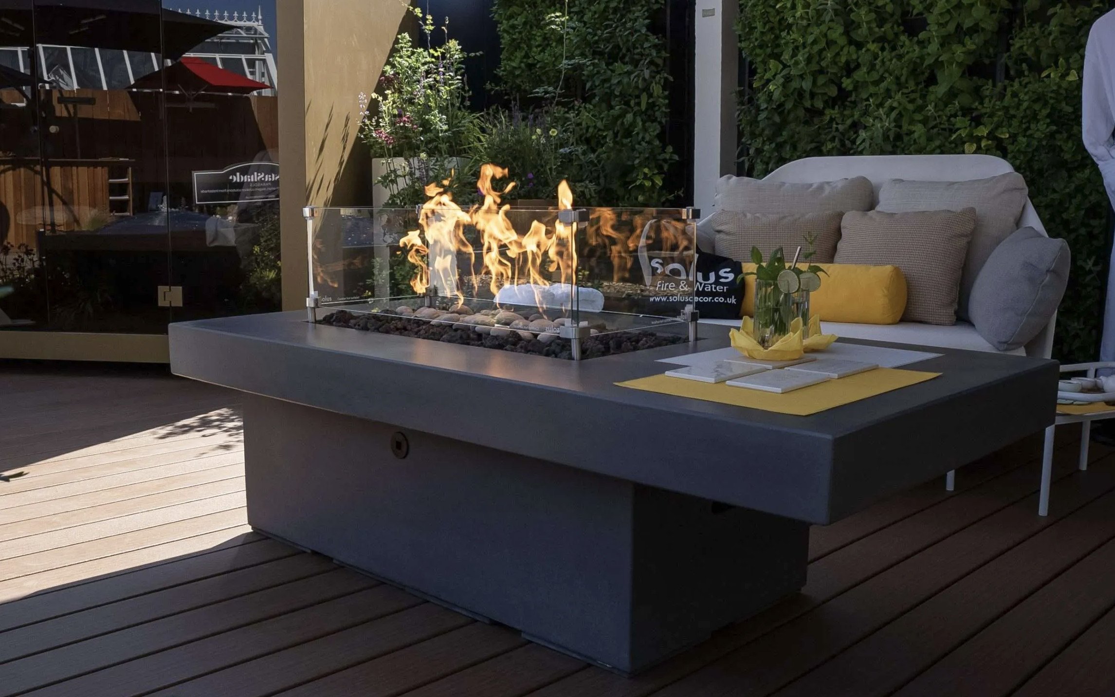 Gas Fire Pits vs. Wood Burning Fire Pits, Which is the Right Choice for You?